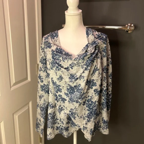 👩🏽🍼BEST NURSING SWEATER EVER. Size M Jessica Simpson. Multiple ways to wear. - Picture 8 of 15